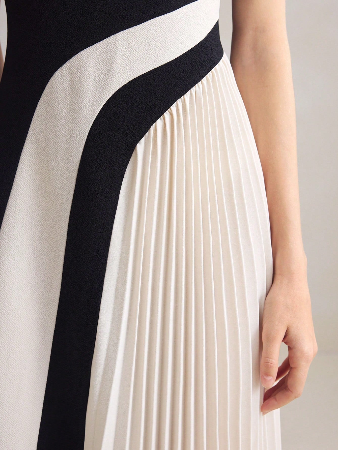 Black & White Contrast Sleeveless Dress